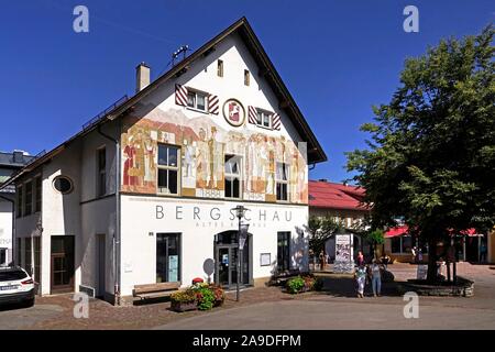 Bergschau ehemaliges Rathaus am Marktplatz, Oberstdorf, Allgäu, Schwaben, Bayern, Deutschland Stockfoto