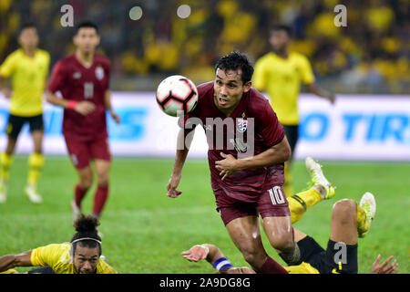 Kuala Lumpur, Malaysia. 14 Nov, 2019. Teerasil Dangda von Thailand konkurriert bei der Gruppe G gegen Malaysia bei der FIFA Fußball-Weltmeisterschaft Katar 2022 und AFC Asian Cup 2023 in China vorläufige Gemeinsame Qualifizierung Runde 2, in Kuala Lumpur, Malaysia, November 14, 2019. Credit: Chong Voon Chung/Xinhua/Alamy leben Nachrichten Stockfoto