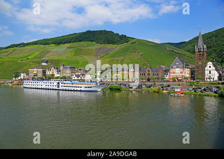 Ausflugsboote in Bernkastel-Kues an der Mosel, Kanton Remich, Luxemburg Stockfoto