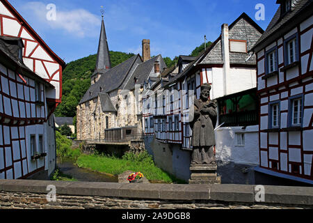 Fachwerkhäuser und Pfarrkirche, monreal an der Elz, Eifel, Rheinland-Pfalz, Deutschland Stockfoto