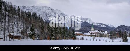 Hotel Schloss Elmau und Wettersteingebirge, Elmau, in der Nähe von Klais, Werdenfelser Land, Oberbayern, Bayern, Deutschland Stockfoto