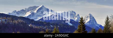 Blick auf die Kleiner und Großer Waxenstein, Jubiläumsgrat, Alpspitze und Zugspitze im Winter, Wettersteingebirge, Garmisch-Partenkirchen, Obere Stockfoto