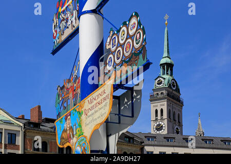 Maibaum auf dem Viktualienmarkt und Blick auf St. Peter, Viktualienmarkt, Altstadt, München, Oberbayern, Bayern, Deutschland Stockfoto