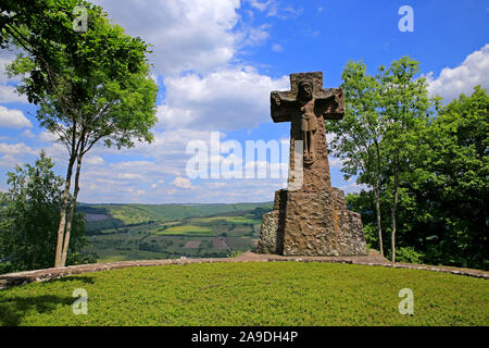 Kreuz auf dem Soldatenfriedhof in die Klause auf der Kasteler Plateau, Kastel-Staadt, Saartal, Rheinland-Pfalz, Deutschland Stockfoto