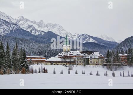 Hotel Schloss Elmau und Wettersteingebirge, Elmau, in der Nähe von Klais, Werdenfelser Land, Oberbayern, Bayern, Deutschland Stockfoto