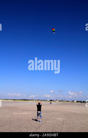 Drachen fliegen am Strand von St. Peter Ording, Schleswig-Holstein, Deutschland Stockfoto