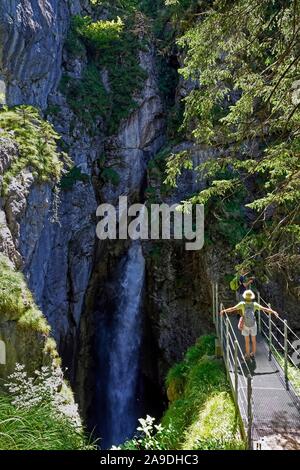 Blick auf den Wasserfall in der Nähe von Hölltobel Gerstruben in der Nähe von Oberstdorf, Allgäu, Schwaben, Bayern, Deutschland Stockfoto