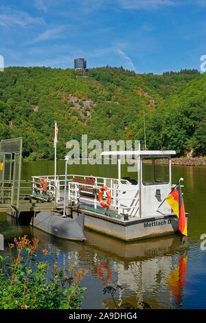 Fähre Welles an der Saar Schleife in der Nähe von Dreisbach, und Blick auf Vordach weg auf den Aussichtspunkt Cloef, Mettlach, Saarland, Deutschland Stockfoto