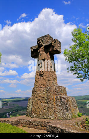 Kreuz auf dem Soldatenfriedhof in die Klause auf der Kasteler Plateau, Kastel-Staadt, Saartal, Rheinland-Pfalz, Deutschland Stockfoto