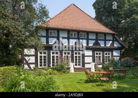 Ausflug Restaurant, Fachwerkhaus mit Bauerngarten in Heiligenberg, Bruchhausen-Vilsen, Niedersachsen, Deutschland, Europa Stockfoto