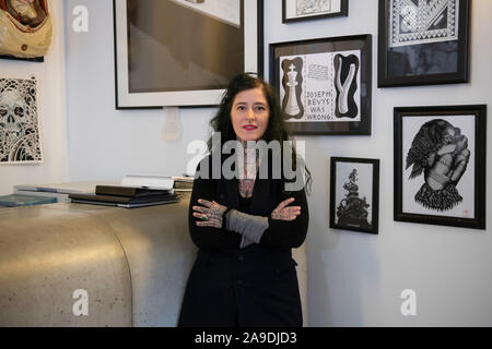 Berlin, Deutschland. 14 Nov, 2019. Netti Duden, Shop Manager in einem tattoo studio in Prenzlauer Berg, steht im Foyer des Studio. Sie trägt auch eine Trauer Tattoo, eine Zeichnung von ihr später Tomcat. Credit: Paul Zinken/dpa/Alamy leben Nachrichten Stockfoto