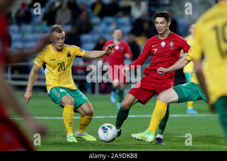 Faro, Portugal. 14 Nov, 2019. Cristiano Ronaldo (R) von Portugal Mias mit Domantas des Litauens während der Gruppe B Gleiches beim EM-Qualifikationsspiel 2020 an der Algarve Stadion in Faro, Portugal, Nov. 14, 2019. Credit: Pedro Fiuza/Xinhua/Alamy leben Nachrichten Stockfoto