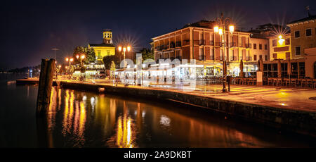 Promenade von Lazise in der Nacht. Die Stadt ist ein beliebtes Urlaubsziel in Garda Lake District. Stockfoto