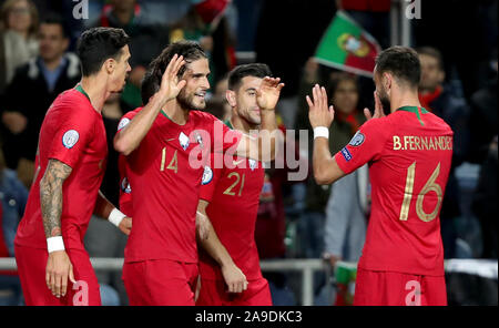 Faro, Portugal. 14 Nov, 2019. Goncalo Paciencia (2 L) von Portugal feiert während der Gruppe B Spiel gegen Litauen bei der UEFA Euro Qualifier 2020 an der Algarve Stadion in Faro, Portugal, Nov. 14, 2019. Credit: Pedro Fiuza/Xinhua/Alamy leben Nachrichten Stockfoto