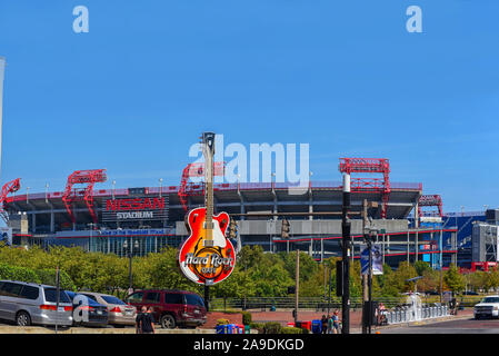 Nashville, TN, USA - 21. September 2019: Der Nissan Stadium, Heimat der Tennessee Titans, mit der Gitarre Zeichen für das Hard Rock Cafe in der forefro Stockfoto