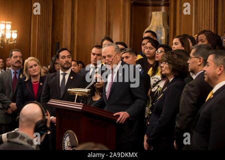 Us-Senator Chuck Schumer aus New York, die von den Wissenschaftskreisen Demokraten beigetreten sind, fordert die Trumpf Verwaltung ihrer Beendigung des DACA während einer Pressekonferenz auf dem Capitol Hill November 12, 2019, Washington, DC. Mitglieder des Senats und trat der Kläger in der DACA Fall verlangte von den Republikanern kontrollierte Senat, um den Traum und Versprechen Handeln zu erlauben, dass Kinder von Migranten ohne Papiere in den Vereinigten Staaten zu bleiben. Stockfoto