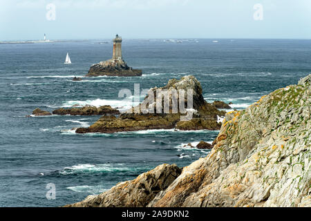 Pointe du Raz mit dem Leuchtturm Phare de la Vieille und Ile de Sein, Plogoff, Cap Sizun, Finistere, Atlantik, Bretagne, Frankreich Stockfoto