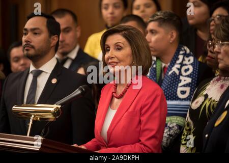 Us-Sprecher des Repräsentantenhauses Nancy Pelosi von Kalifornien, die von den Wissenschaftskreisen Demokraten beigetreten sind, fordert die Trumpf Verwaltung ihrer Beendigung des DACA während einer Pressekonferenz auf dem Capitol Hill November 12, 2019, Washington, DC. Mitglieder des Senats und trat der Kläger in der DACA Fall verlangte von den Republikanern kontrollierte Senat, um den Traum und Versprechen Handeln zu erlauben, dass Kinder von Migranten ohne Papiere in den Vereinigten Staaten zu bleiben. Stockfoto