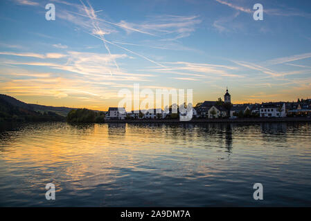 Mehring an der Mosel vor Sonnenuntergang, Deutschland Stockfoto