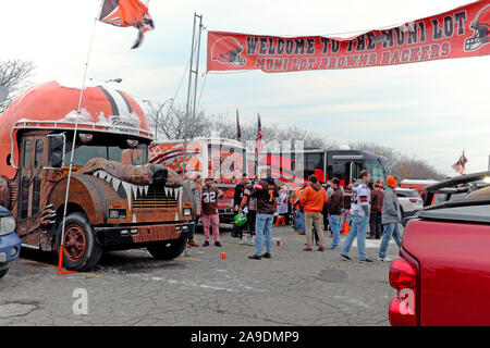 Die berüchtigten Muni-Lot in Cleveland, Ohio tailgaters Hosts vor Cleveland Browns home spiele. Die MUNI-lot Banner begrüßt die Fans am 14. November 2019 auf die Menge vor dem Abend Spiel zwischen den Rivalen Cleveland Browns und die Pittsburgh Steelers. Stockfoto