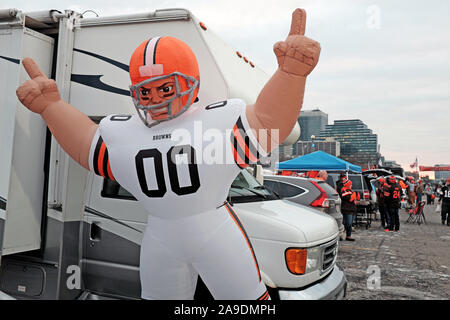 Cleveland Browns Start der berüchtigten Muni zu füllen - Viele vor der historischen Rivalität zwischen den Pittsburgh Steelers und den Cleveland Browns in der Nähe FirstEnergy Stadion in der Innenstadt von Cleveland, Ohio, USA, Heckklappe. Am späten Donnerstag Abend Spiel bedeutete draengler am Nachmittag mit dem Los starten mit Fans am Ende des Arbeitstages zu füllen begann. Stockfoto