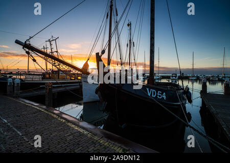 Morgen Eindruck, Hafenpromenade in Volendam, NL Stockfoto