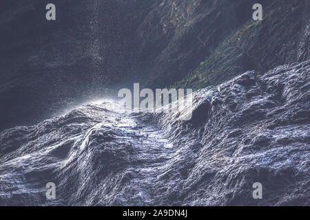 Tropfen Wasser von einem Gebirgsbach, der auf einem felsmassiv die Partnach bei Garmisch-Partenkirchen Stockfoto