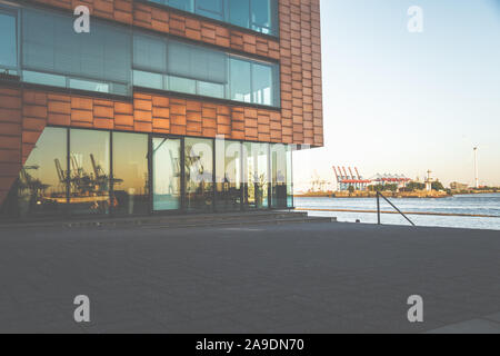 Ein großes Haus in Hamburg an der Elbe, deren Kupfer Fassade leuchtet im Sonnenuntergang Stockfoto