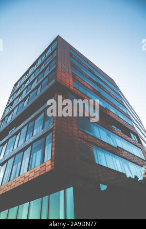 Ein großes Haus in Hamburg an der Elbe, deren Kupfer Fassade leuchtet im Sonnenuntergang Stockfoto