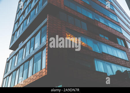 Ein großes Haus in Hamburg an der Elbe, deren Kupfer Fassade leuchtet im Sonnenuntergang Stockfoto