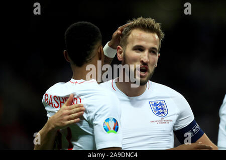 LONDON, ENGLAND - 14. NOVEMBER Harry Kane von England feiert mit Marcus Rashford von England bei der UEFA-Europameisterschaft Gruppe ein qualifikationsspiel zwischen England und Montenegro im Wembley Stadion, London am Donnerstag, den 14. November 2019. (Credit: Leila Coker | MI Nachrichten) das Fotografieren dürfen nur für Zeitung und/oder Zeitschrift redaktionelle Zwecke verwendet werden, eine Lizenz für die gewerbliche Nutzung Kreditkarte erforderlich: MI Nachrichten & Sport/Alamy leben Nachrichten Stockfoto