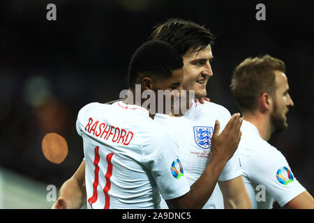 LONDON, ENGLAND - 14. NOVEMBER Marcus Rashford von England feiert mit Harry Maguire von England bei der UEFA-Europameisterschaft Gruppe ein qualifikationsspiel zwischen England und Montenegro im Wembley Stadion, London am Donnerstag, den 14. November 2019. (Credit: Leila Coker | MI Nachrichten) das Fotografieren dürfen nur für Zeitung und/oder Zeitschrift redaktionelle Zwecke verwendet werden, eine Lizenz für die gewerbliche Nutzung Kreditkarte erforderlich: MI Nachrichten & Sport/Alamy leben Nachrichten Stockfoto