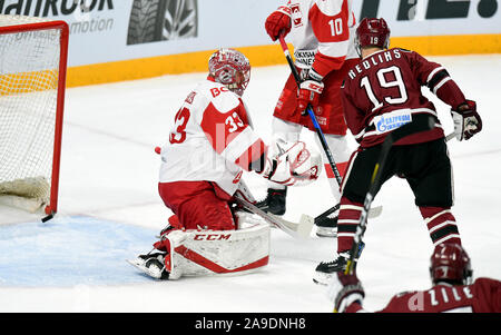 Lettland, Lettland. 14 Nov, 2019. Spartak Moskau Torwart Julius Hudacek (L) fällt ein Ziel während der 2019-2020 Kontinental Hockey League (KHL) Eishockey Spiel gegen Dinamo Riga in Riga, Lettland, bis Nov. 14, 2019. Credit: Edijs Palens/Xinhua/Alamy leben Nachrichten Stockfoto