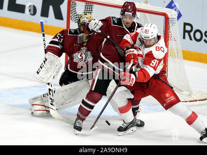 Lettland, Lettland. 14 Nov, 2019. Michail Yunkov (R) von Moskau Spartak Mias mit Kristofer Berglund (C) von Dinamo Riga während der 2019-2020 Kontinental Hockey League (KHL) Eishockeyspiel in Riga, Lettland, Nov. 14, 2019. Credit: Edijs Palens/Xinhua/Alamy leben Nachrichten Stockfoto