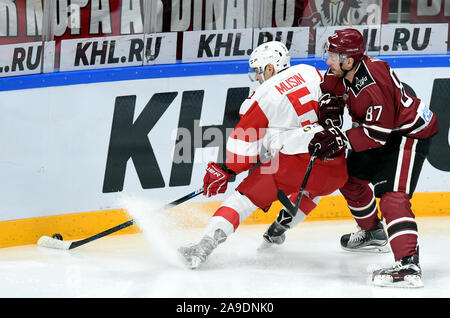 Lettland, Lettland. 14 Nov, 2019. Gints Meija (R) von Dinamo Riga Mias mit Damir Musin von Spartak Moskau während der 2019-2020 Kontinental Hockey League (KHL) Eishockeyspiel in Riga, Lettland, Nov. 14, 2019. Credit: Edijs Palens/Xinhua/Alamy leben Nachrichten Stockfoto