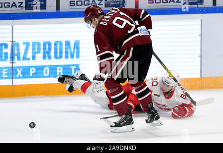 Lettland, Lettland. 14 Nov, 2019. Ilya Talaluyev (R) von Moskau Spartak Mias mit Daniels Berzins von Dinamo Riga während der 2019-2020 Kontinental Hockey League (KHL) Eishockeyspiel in Riga, Lettland, Nov. 14, 2019. Credit: Edijs Palens/Xinhua/Alamy leben Nachrichten Stockfoto