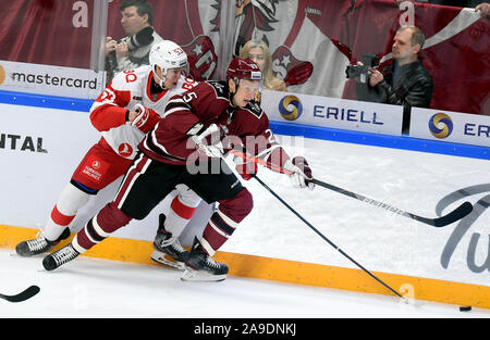 Lettland, Lettland. 14 Nov, 2019. Andris Dzerins (R) von Dinamo Riga Mias mit Michail Kotlyarevsky von Spartak Moskau während der 2019-2020 Kontinental Hockey League (KHL) Eishockeyspiel in Riga, Lettland, Nov. 14, 2019. Credit: Edijs Palens/Xinhua/Alamy leben Nachrichten Stockfoto