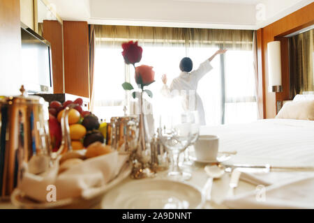 Die junge Frau in einem Hotelzimmer für Kaffee Stockfoto