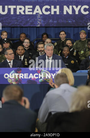 New York, NY, USA. 14 Nov, 2019. 14 Street Y, New York, USA, 14. November 2019 - Bürgermeister Bill De Blasio kündigt die Markteinführung von Übertreffen NYC, eine neue, in der ganzen Stadt, multi-Agentur Mühe obdachlosen New Yorker in allen fünf Boroughs mit neu Stellvertretender Bürgermeister für Gesundheit und soziale Dienste, Dr. Raul Perea-Henze, heute während einer Pressekonferenz auf der 14. Straße Y in New York City ernannt. Foto: Luiz Rampelotto/EuropaNewswire. PHOTO CREDIT OBLIGATORISCH. Credit: Luiz Rampelotto/ZUMA Draht/Alamy leben Nachrichten Stockfoto