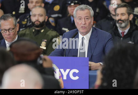 New York, NY, USA. 14 Nov, 2019. 14 Street Y, New York, USA, 14. November 2019 - Bürgermeister Bill De Blasio kündigt die Markteinführung von Übertreffen NYC, eine neue, in der ganzen Stadt, multi-Agentur Mühe obdachlosen New Yorker in allen fünf Boroughs mit neu Stellvertretender Bürgermeister für Gesundheit und soziale Dienste, Dr. Raul Perea-Henze, heute während einer Pressekonferenz auf der 14. Straße Y in New York City ernannt. Foto: Luiz Rampelotto/EuropaNewswire. PHOTO CREDIT OBLIGATORISCH. Credit: Luiz Rampelotto/ZUMA Draht/Alamy leben Nachrichten Stockfoto