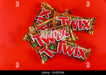 22. OKTOBER 2019 NY USA: Twix Marke candy in großen Bars mit Karamel und Milchschokolade von Mars, Inc. auf rotem Hintergrund. Stockfoto