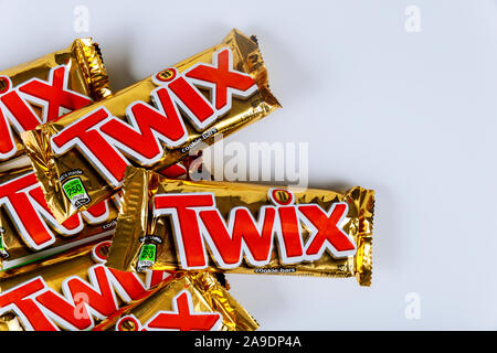 22. OKTOBER 2019 NY USA: Twix Schokoriegel mit Karamel und Milchschokolade von Mars, Inc. auf weißem Hintergrund Stockfoto