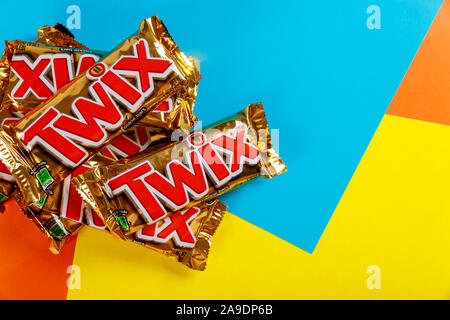 22. OKTOBER 2019 NY USA: Twix ist ein Schokoriegel von Mars, Inc., mit Karamel und Milchschokolade eine Nahaufnahme von Twix cookie bars Schokoriegel orange blau und gelb hinterlegt. Stockfoto