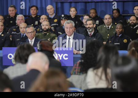 New York, NY, USA. 14 Nov, 2019. 14 Street Y, New York, USA, 14. November 2019 - Bürgermeister Bill De Blasio kündigt die Markteinführung von Übertreffen NYC, eine neue, in der ganzen Stadt, multi-Agentur Mühe obdachlosen New Yorker in allen fünf Boroughs mit neu Stellvertretender Bürgermeister für Gesundheit und soziale Dienste, Dr. Raul Perea-Henze, heute während einer Pressekonferenz auf der 14. Straße Y in New York City ernannt. Foto: Luiz Rampelotto/EuropaNewswire. PHOTO CREDIT OBLIGATORISCH. Credit: Luiz Rampelotto/ZUMA Draht/Alamy leben Nachrichten Stockfoto