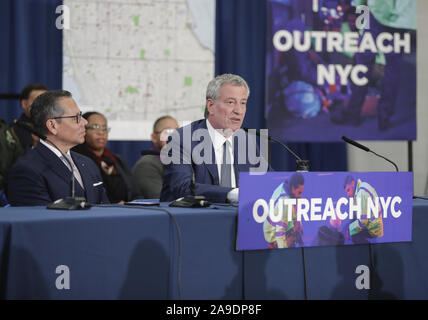 New York, NY, USA. 14 Nov, 2019. 14 Street Y, New York, USA, 14. November 2019 - Bürgermeister Bill De Blasio kündigt die Markteinführung von Übertreffen NYC, eine neue, in der ganzen Stadt, multi-Agentur Mühe obdachlosen New Yorker in allen fünf Boroughs mit neu Stellvertretender Bürgermeister für Gesundheit und soziale Dienste, Dr. Raul Perea-Henze, heute während einer Pressekonferenz auf der 14. Straße Y in New York City ernannt. Foto: Luiz Rampelotto/EuropaNewswire. PHOTO CREDIT OBLIGATORISCH. Credit: Luiz Rampelotto/ZUMA Draht/Alamy leben Nachrichten Stockfoto