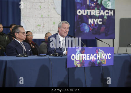 New York, NY, USA. 14 Nov, 2019. 14 Street Y, New York, USA, 14. November 2019 - Bürgermeister Bill De Blasio kündigt die Markteinführung von Übertreffen NYC, eine neue, in der ganzen Stadt, multi-Agentur Mühe obdachlosen New Yorker in allen fünf Boroughs mit neu Stellvertretender Bürgermeister für Gesundheit und soziale Dienste, Dr. Raul Perea-Henze, heute während einer Pressekonferenz auf der 14. Straße Y in New York City ernannt. Foto: Luiz Rampelotto/EuropaNewswire. PHOTO CREDIT OBLIGATORISCH. Credit: Luiz Rampelotto/ZUMA Draht/Alamy leben Nachrichten Stockfoto