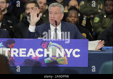 New York, NY, USA. 14 Nov, 2019. 14 Street Y, New York, USA, 14. November 2019 - Bürgermeister Bill De Blasio kündigt die Markteinführung von Übertreffen NYC, eine neue, in der ganzen Stadt, multi-Agentur Mühe obdachlosen New Yorker in allen fünf Boroughs mit neu Stellvertretender Bürgermeister für Gesundheit und soziale Dienste, Dr. Raul Perea-Henze, heute während einer Pressekonferenz auf der 14. Straße Y in New York City ernannt. Foto: Luiz Rampelotto/EuropaNewswire. PHOTO CREDIT OBLIGATORISCH. Credit: Luiz Rampelotto/ZUMA Draht/Alamy leben Nachrichten Stockfoto