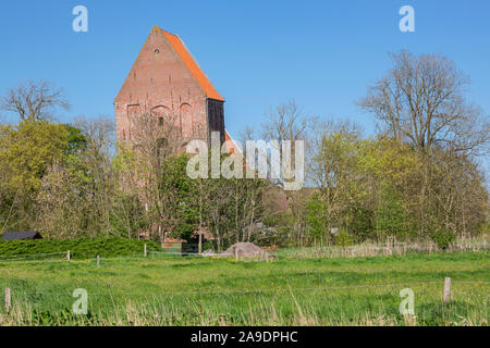 Schiefen Kirchturm von Suurhusen Kirche in Suurhusen Hinte, Gemeinde Hinte im Landkreis Aurich, Ostfriesland, Stockfoto