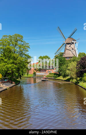 Windmühle in Hinte, Knockster Tief, Gemeinde Hinte im Landkreis Aurich, Ostfriesland, Stockfoto