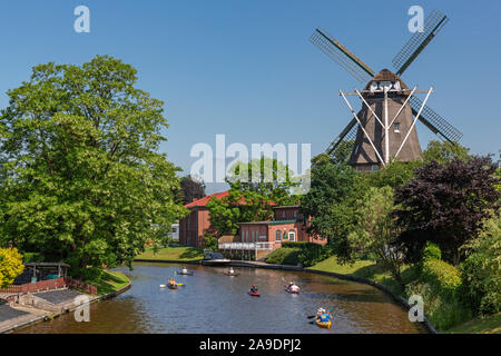 Paddelboote, Windmühle in Hinte, Knockster Tief, Gemeinde Hinte im Landkreis Aurich, Ostfriesland, Stockfoto